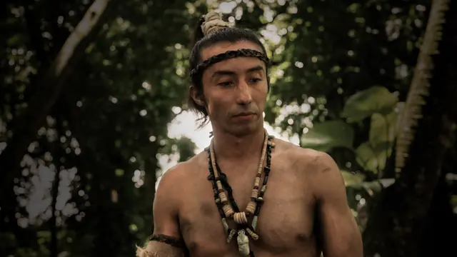 Chad Morales caracterizado como Atunal en la selva