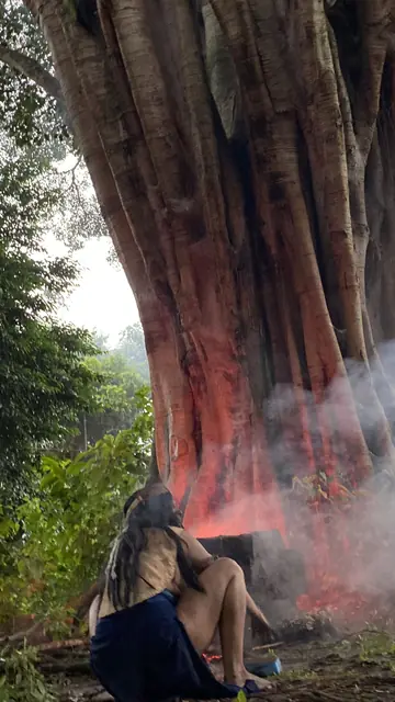 Actor caracterizado junto a un árbol con humo durante una prueba de look